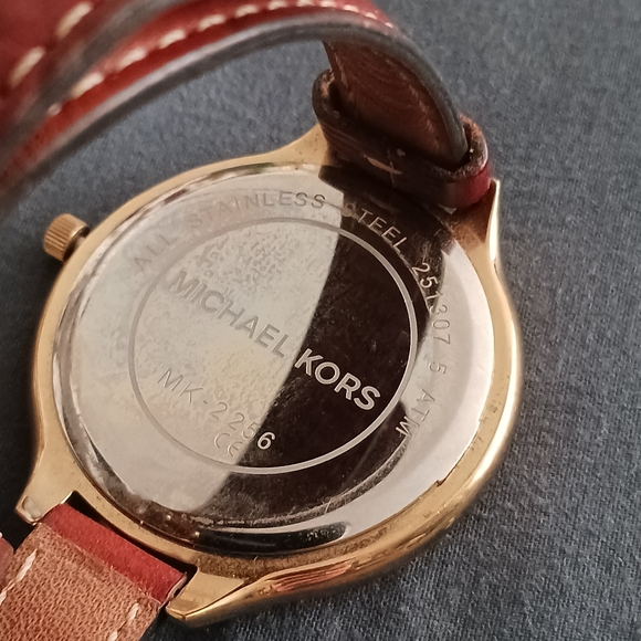 VINTAGE | MICHAEL KORS BEAUTIFUL LEATHER WRAP AROUND BRACELET - Picture 8 of 12